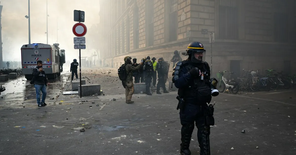 Frankreich: Fast 1.000 Festnahmen bei Protesten