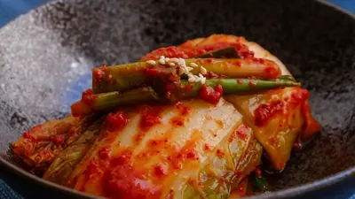 Bakterium aus Kimchi bindet Nanoplastik im Darm